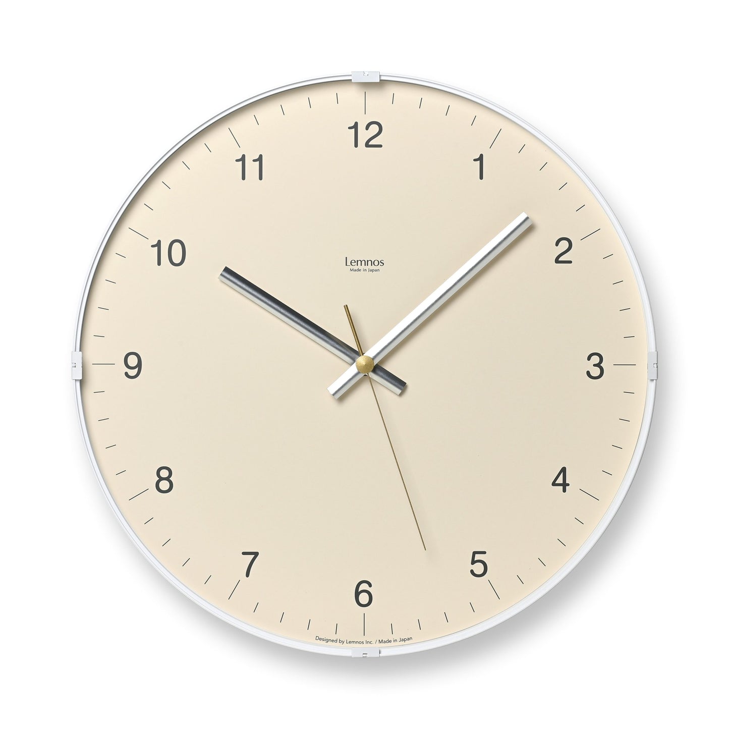 Beige Wanduhr mit silbernem Rahmen, Ziffernblatt und Metallzeigern, Lemnos
