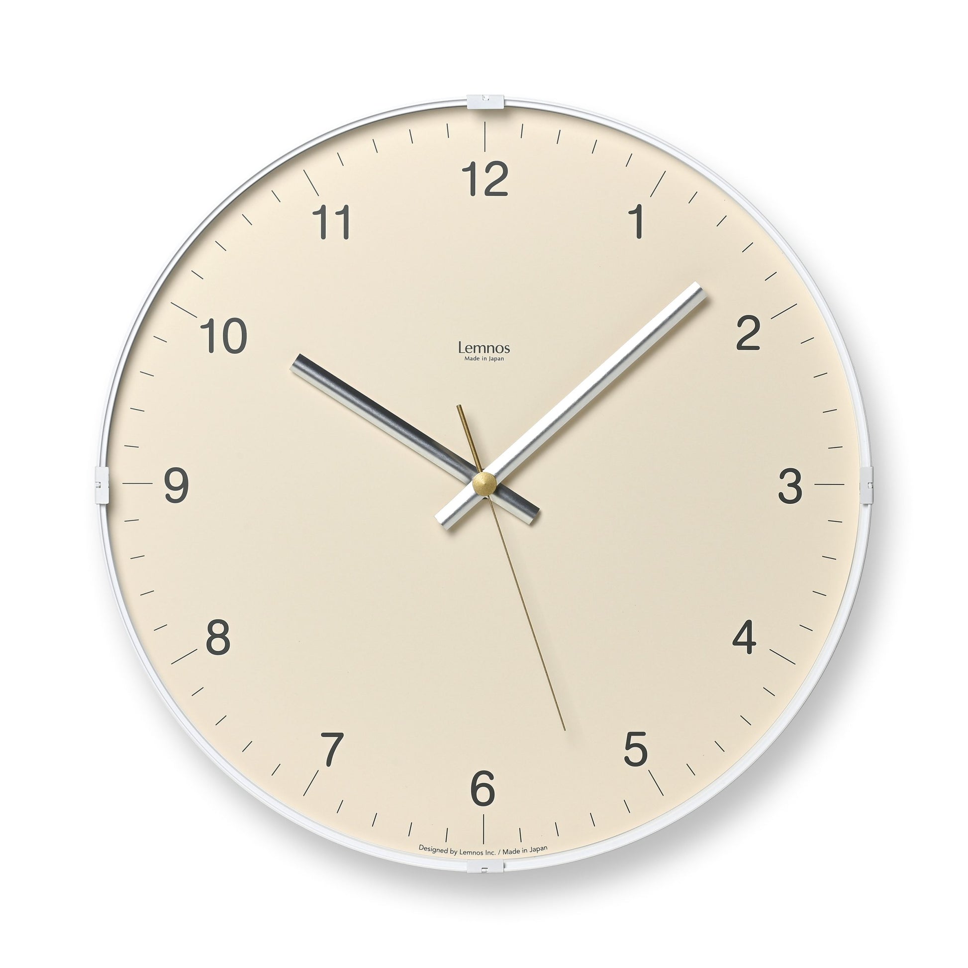 Beige Wanduhr mit silbernem Rahmen, Ziffernblatt und Metallzeigern, Lemnos