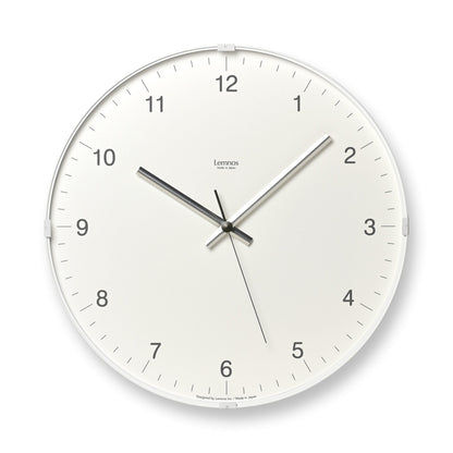 Wanduhr mit weißem Zifferblatt, schwarzen Zahlen, Metallzeigern und Sekundenzeiger
