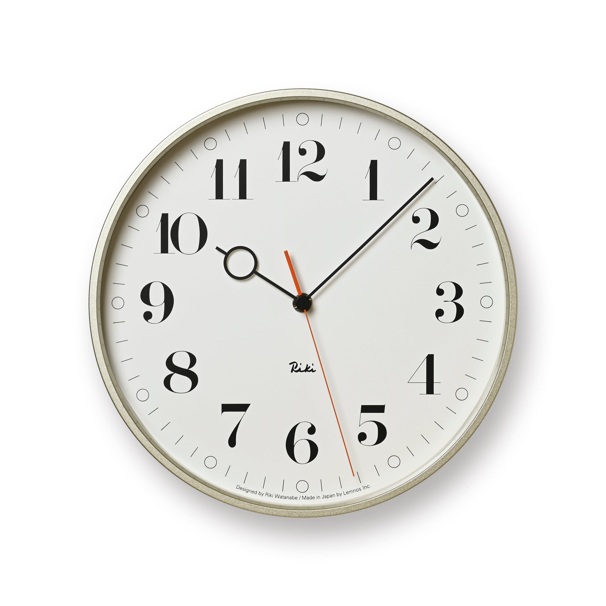 Lemnos Riki Ring-Wanduhr: weißes Zifferblatt, schwarze Zahlen, orangefarbene Zeiger