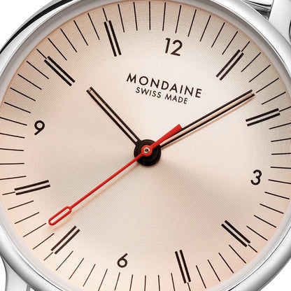 Mondaine Doppio Zifferblatt mit roten Sekundenzeiger und schwarzen Stundenmarkierungen
