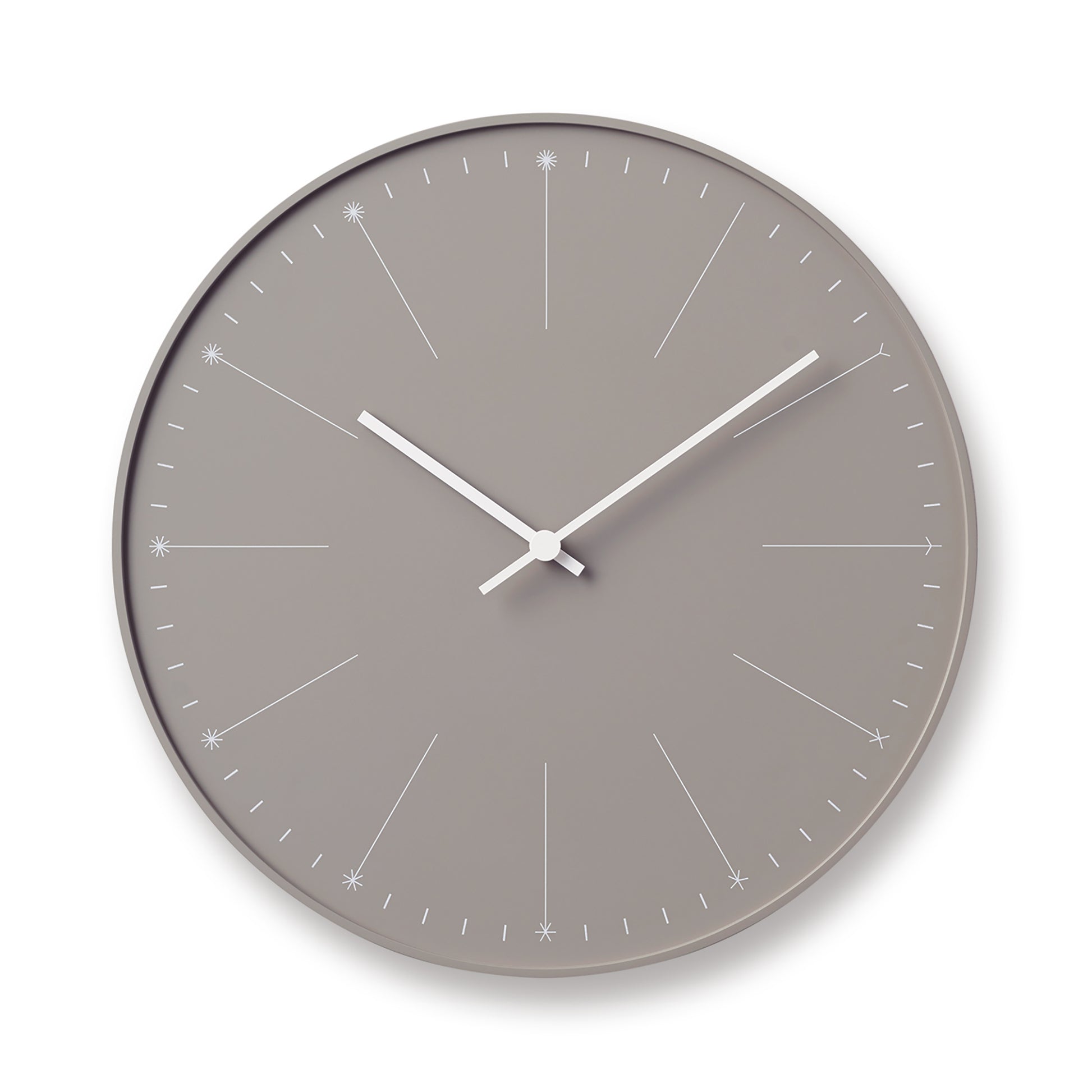 Beige Wanduhr mit grauem Zifferblatt und schlichten silbernen Zeigern