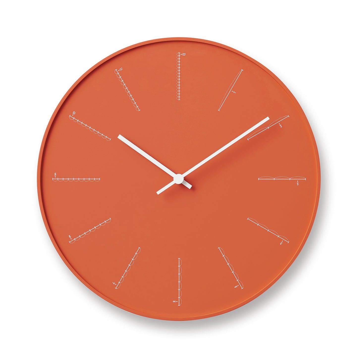 Orangefarbene Wanduhr mit weißen Zeigern und Strichmarkierungen