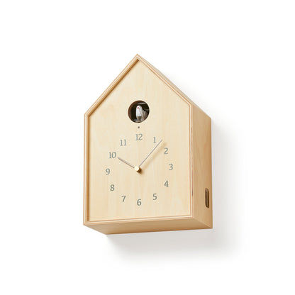 Vogelhäuschen-Wanduhr aus hellem Naturholz, schräger Blick auf Zifferblatt und rundes Fenster