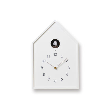 Vogelhaus-Wanduhr mit weißem Gehäuse, Ziffern und Zeigern, runde Öffnung oben