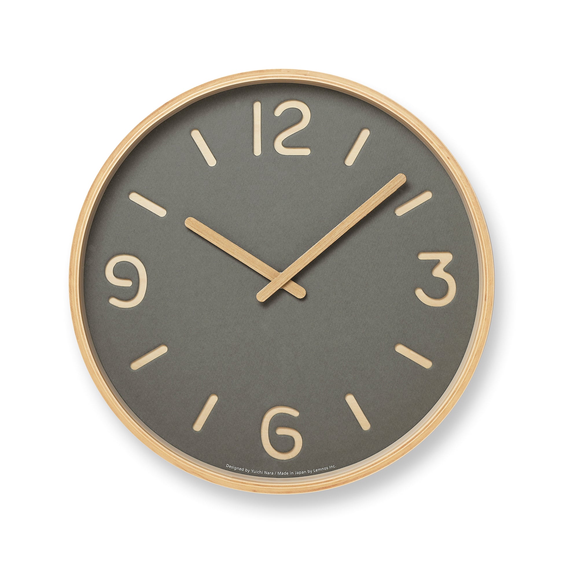 Wanduhr mit grauem Zifferblatt, goldenen Zeigern und Ziffern, beigem Rand