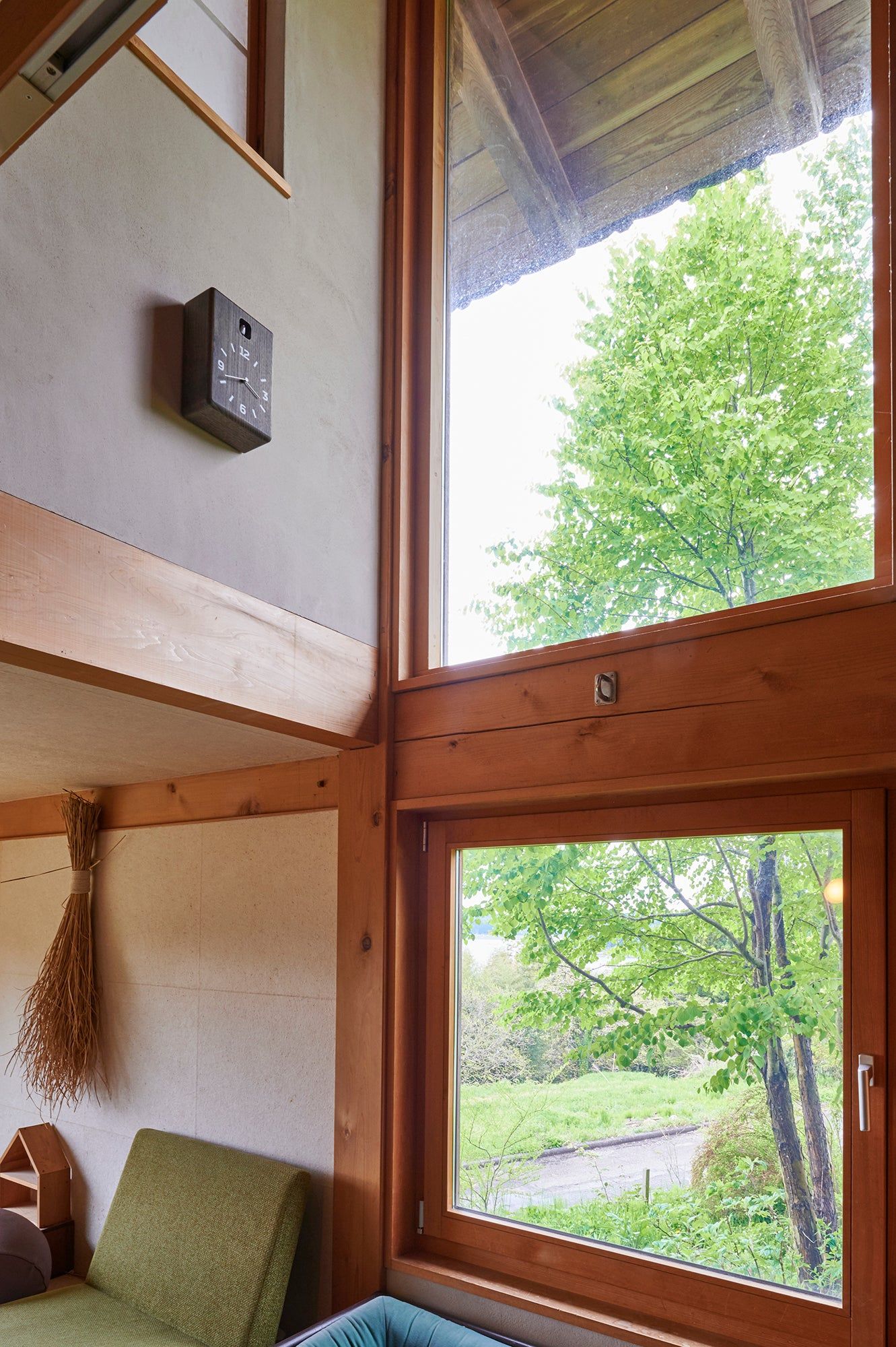 Wanduhr dunkelbraun mit Holzgehäuse an der Wand, Analogziffern
