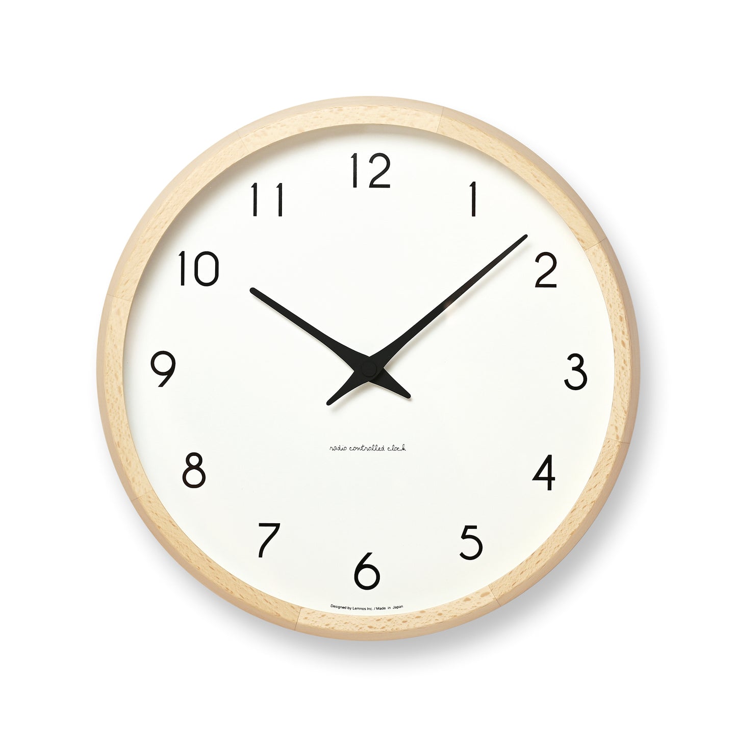 Lemnos Wanduhr aus Naturholz mit weißem Zifferblatt, schwarzen Zeigern und Zahlen