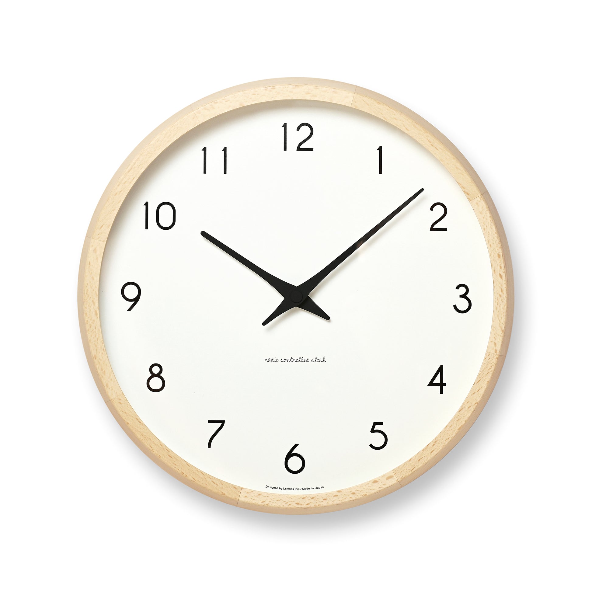 Lemnos Wanduhr aus Naturholz mit weißem Zifferblatt, schwarzen Zeigern und Zahlen