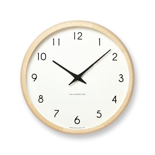 Lemnos Wanduhr aus Naturholz mit weißem Zifferblatt, schwarzen Zeigern und Zahlen