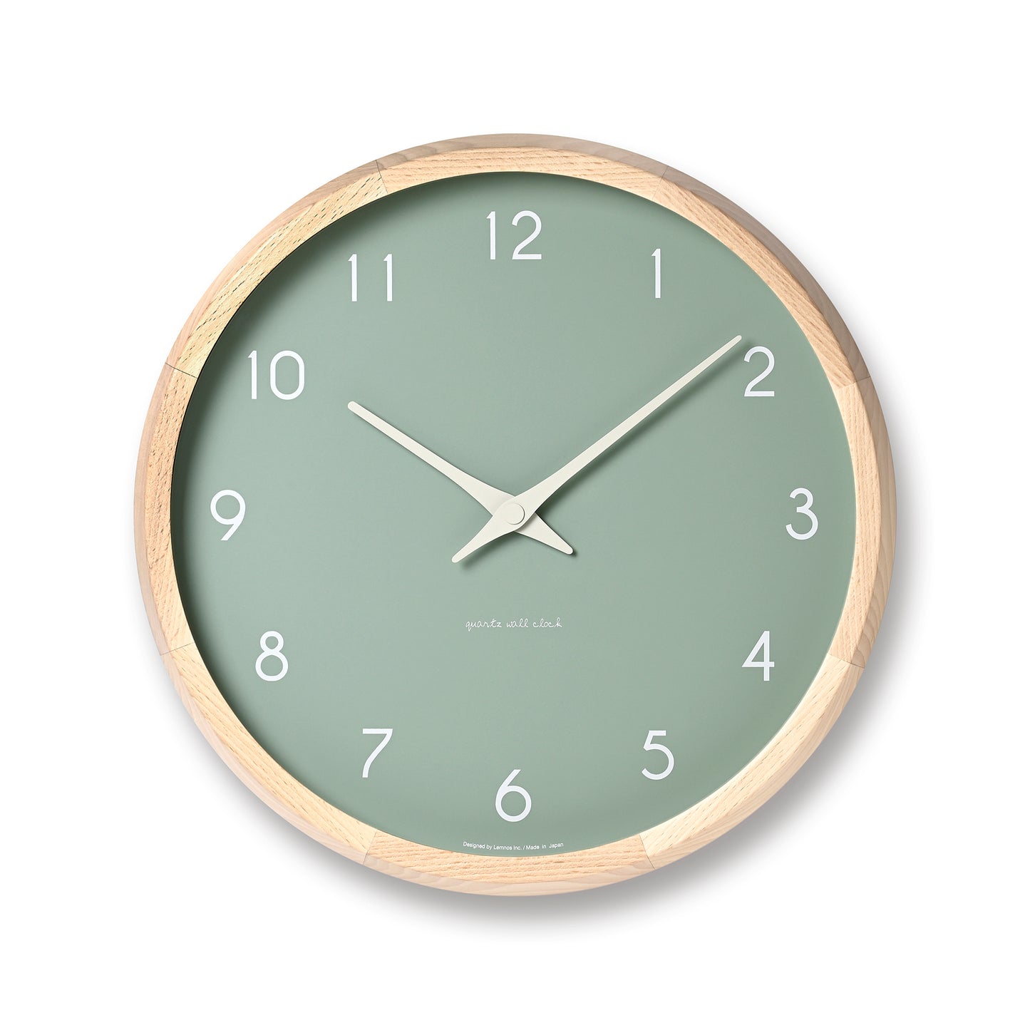 Wanduhr mit grünem Zifferblatt und hellem Buchenholzrahmen