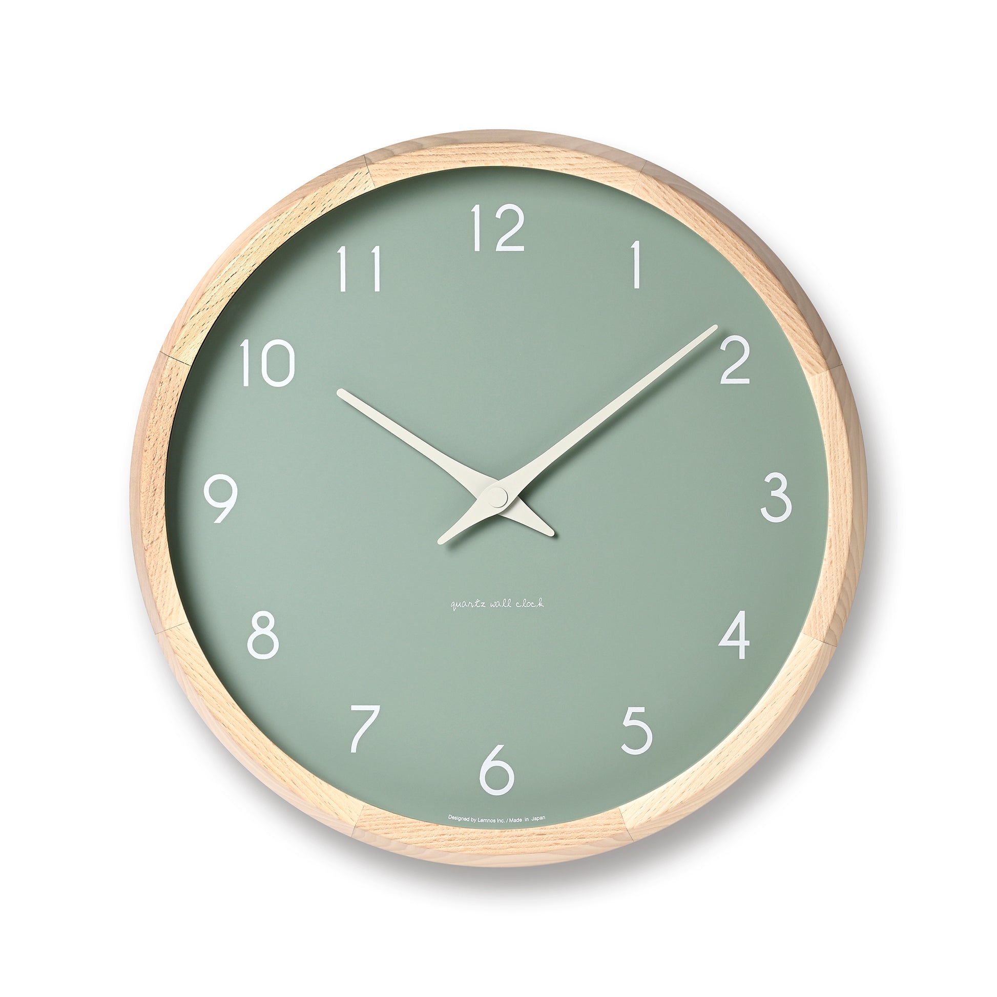 Wanduhr mit grünem Zifferblatt und hellem Buchenholzrahmen