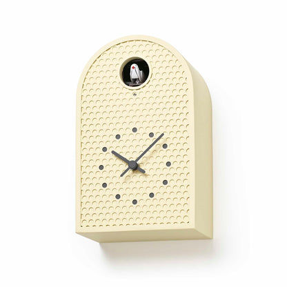 Cremefarbene Wanduhr mit gepunkteter Front, schwarzem Pendelbereich und runden Fenstern