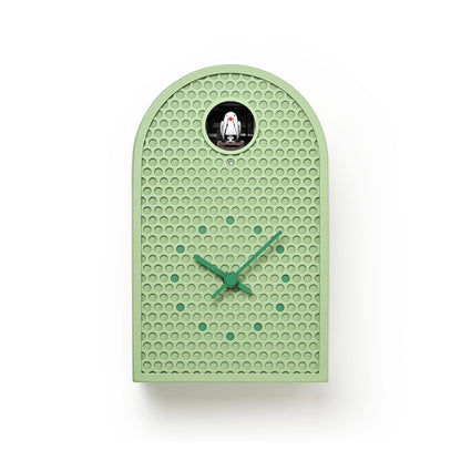 Grüne Wanduhr mit Relief-Punktemuster, Glasfenster mit Kuckuckfigur und grünen Zeigern.