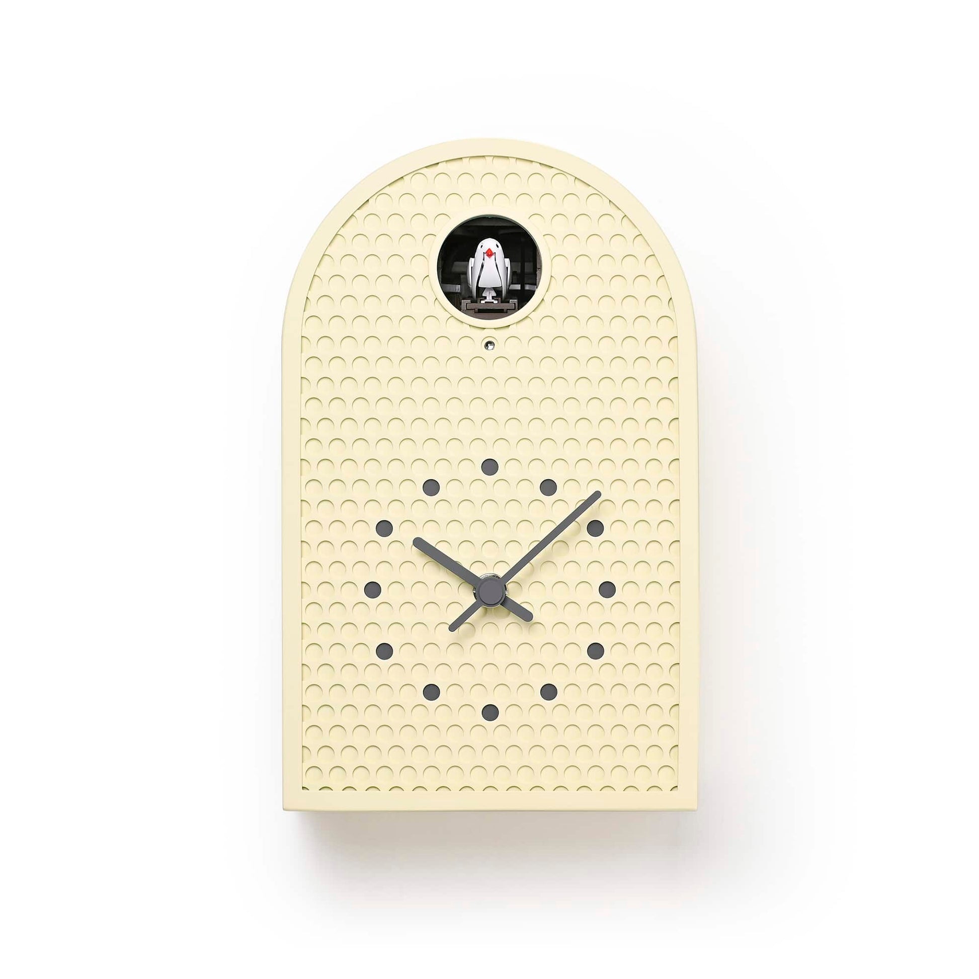 Wanduhr in Creme mit gewölbter Form, kreisförmigem Fenster und schwarzen Zeigern