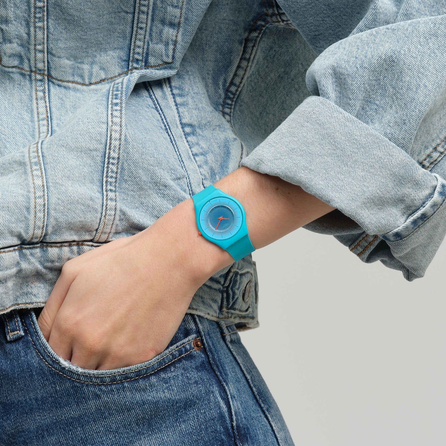 Swatch Skin SS08N114 Radiantly Teal Damenuhr • Ultra-dünnes Gehäuse aus biobasierten Materialien • Farbverlauf-Zifferblatt