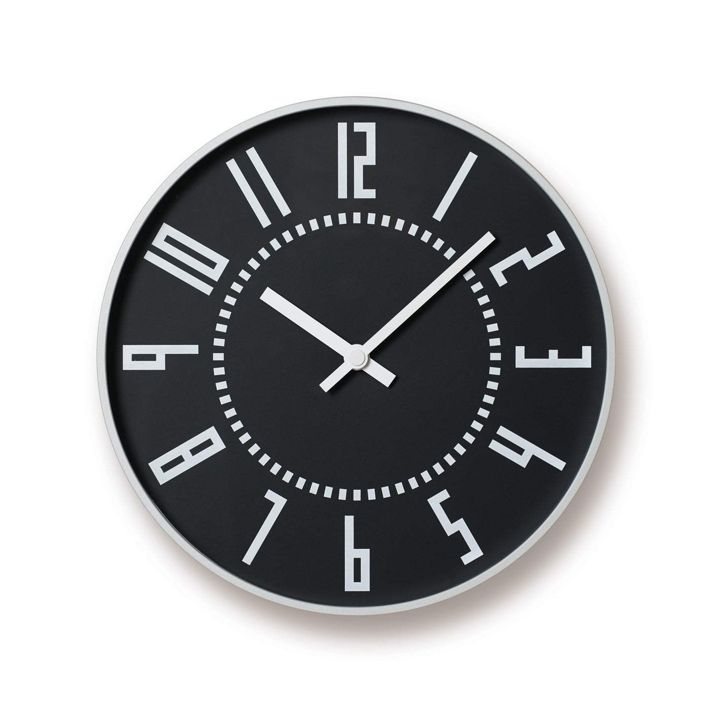 Runde Wanduhr mit schwarzem Zifferblatt und weißen römischen Ziffern