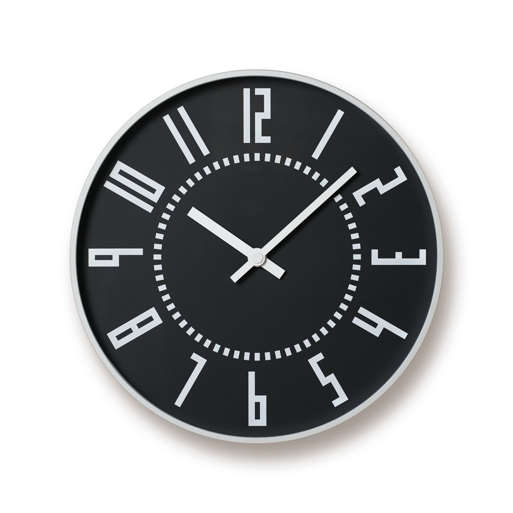 Runde Wanduhr mit schwarzem Zifferblatt und weißen römischen Ziffern
