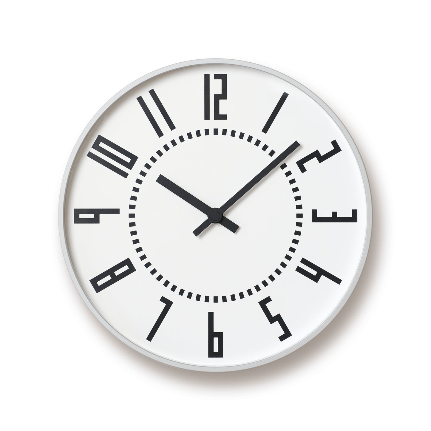 Runde Wanduhr mit weißem Ziffernblatt und schwarzen Strichindexen, Zeiger mit Sekundenring