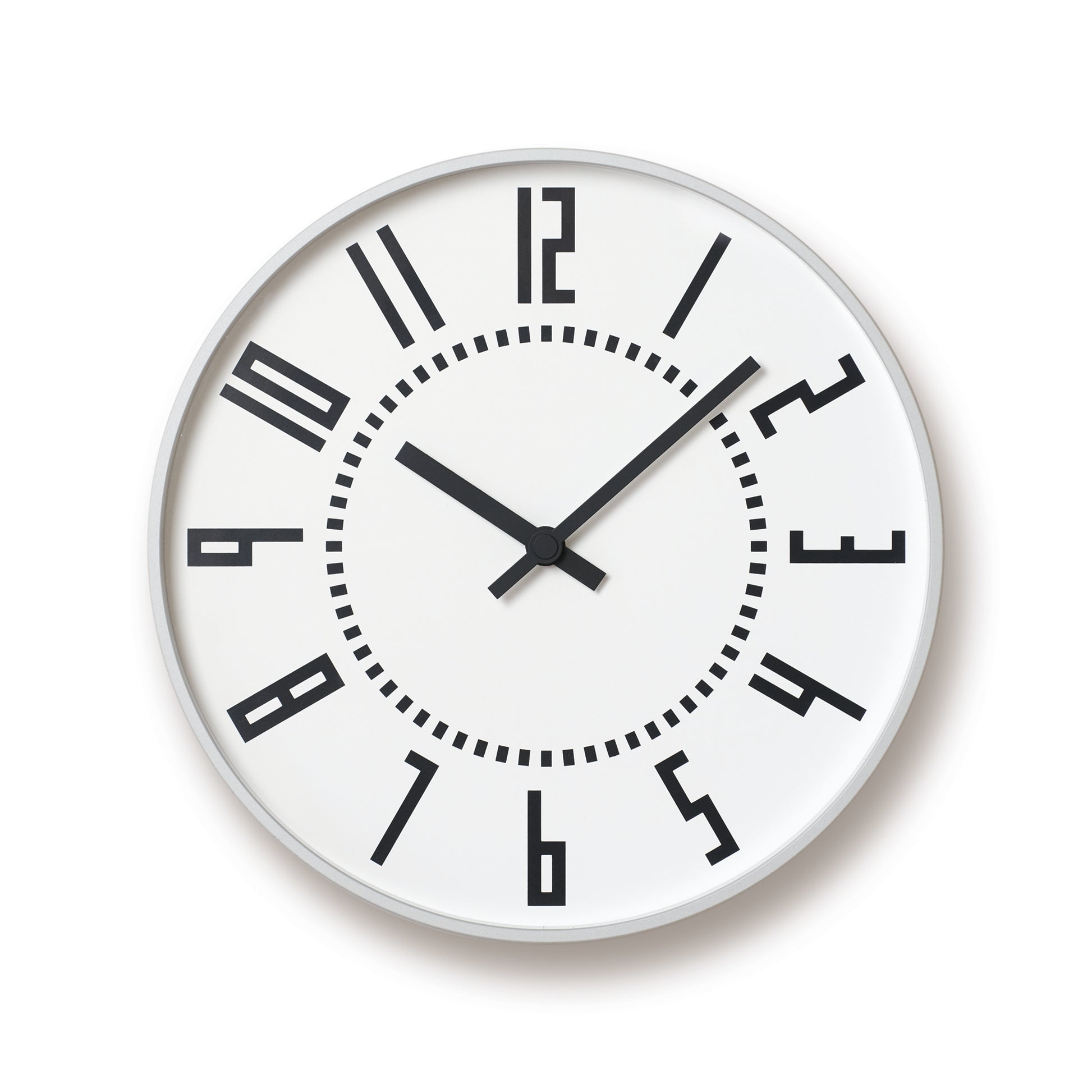 Runde Wanduhr mit weißem Ziffernblatt und schwarzen Strichindexen, Zeiger mit Sekundenring