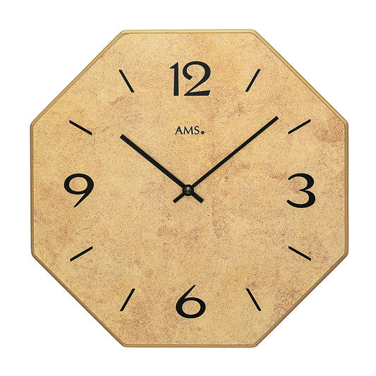 Wanduhr mit goldfarbenem Ziffernblatt, schwarzen Ziffern und AMS-Logo