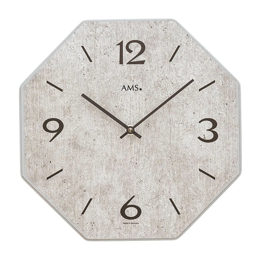 Wanduhr mit Holzgehäuse, achteckiges hellgraues Zifferblatt, schwarze Zeiger und Ziffern