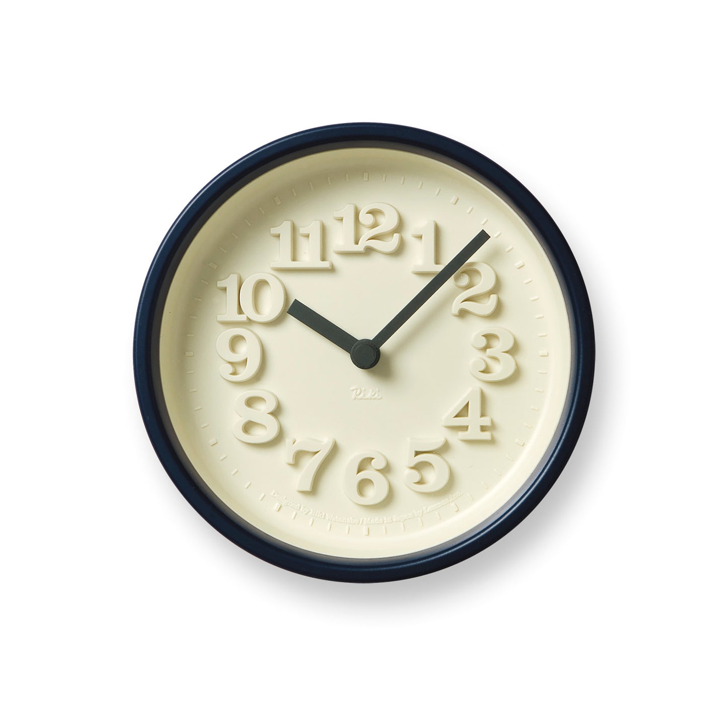 Runde Wanduhr mit blauem Rahmen, cremefarbenem Zifferblatt und schwarzen Zeigern
