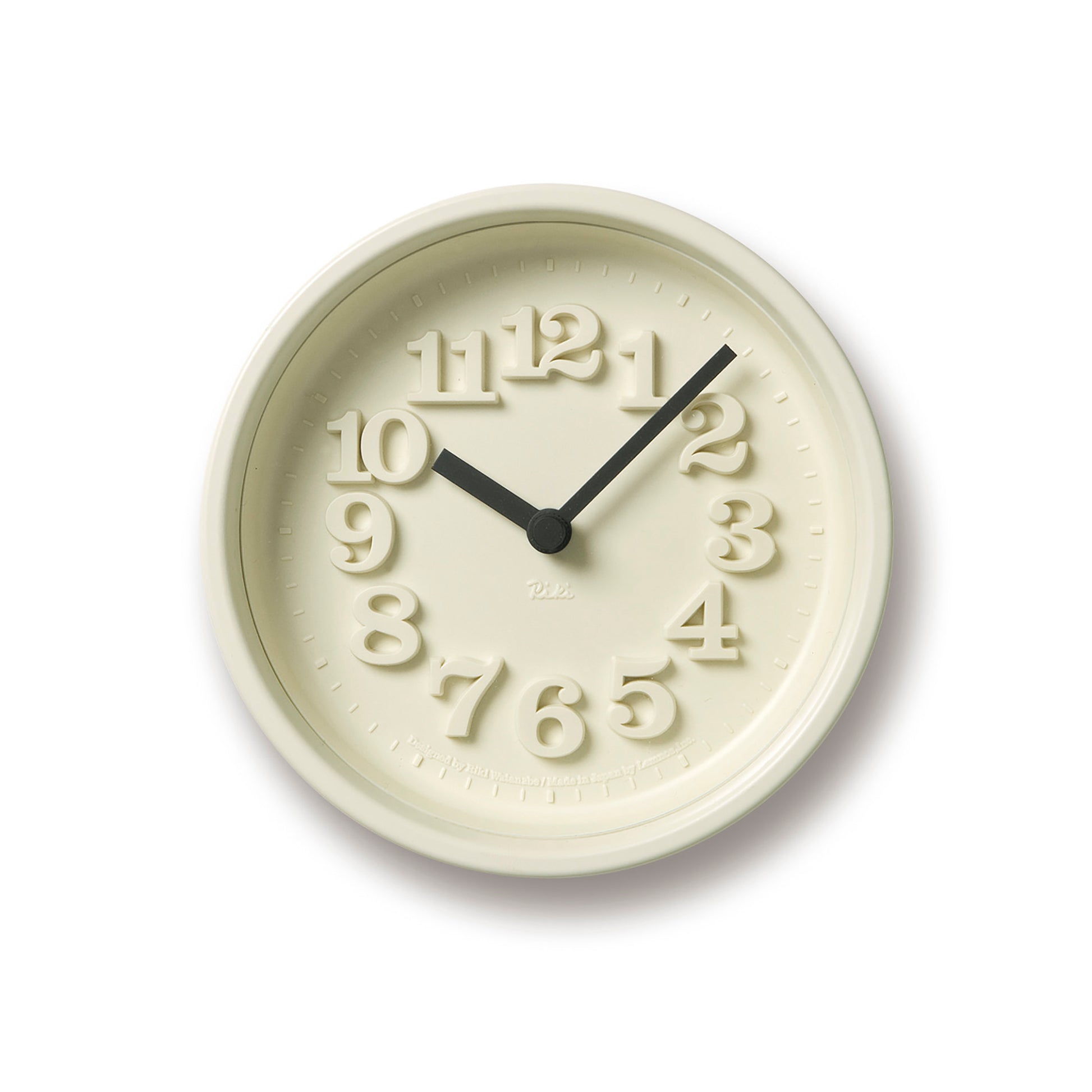 Kleine runde Wanduhr in Creme mit schwarzen Zeigern und erhabenen Ziffern