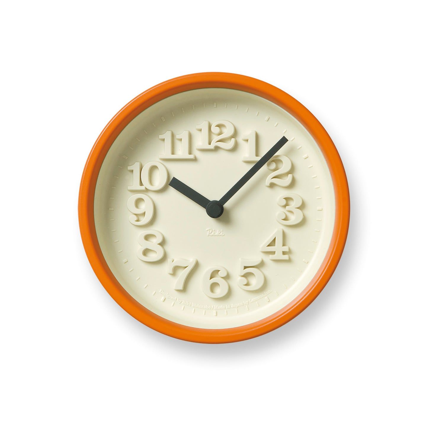 Runde Wanduhr mit orangem Rahmen, beigem Zifferblatt und schwarzen Zeigern