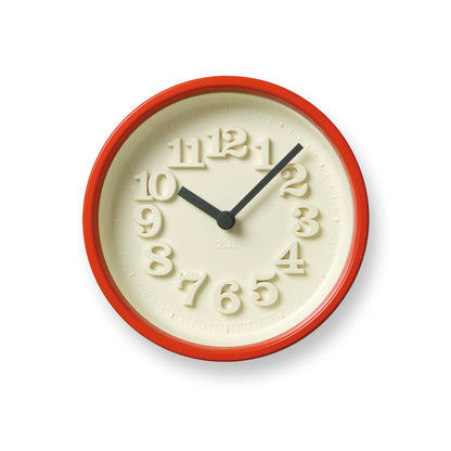 Runde Lemnos-Wanduhr mit rotem Rahmen und beigem Zifferblatt, schwarze Zeiger