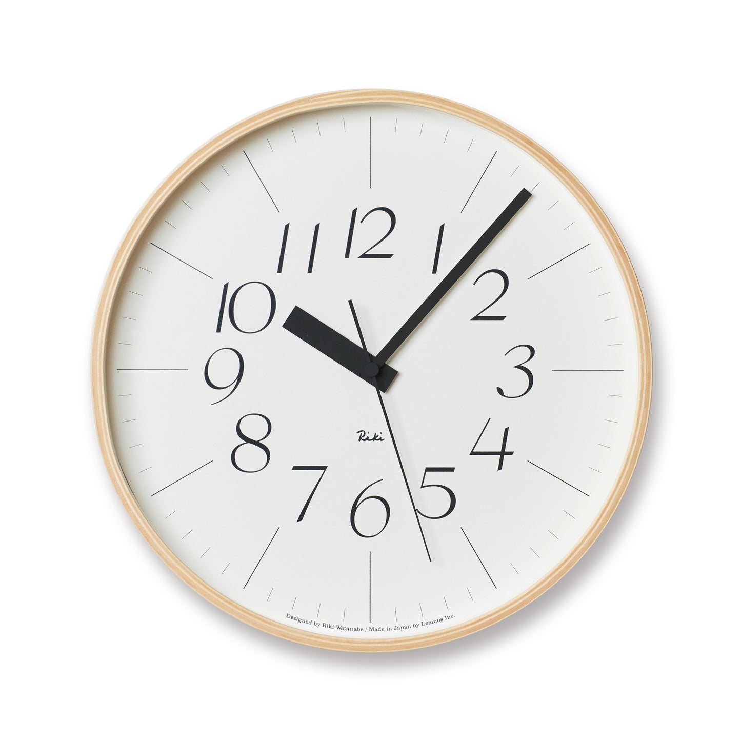 Runde Wanduhr mit weißem Zifferblatt, goldfarbener Umrandung und schwarzen Zeigern