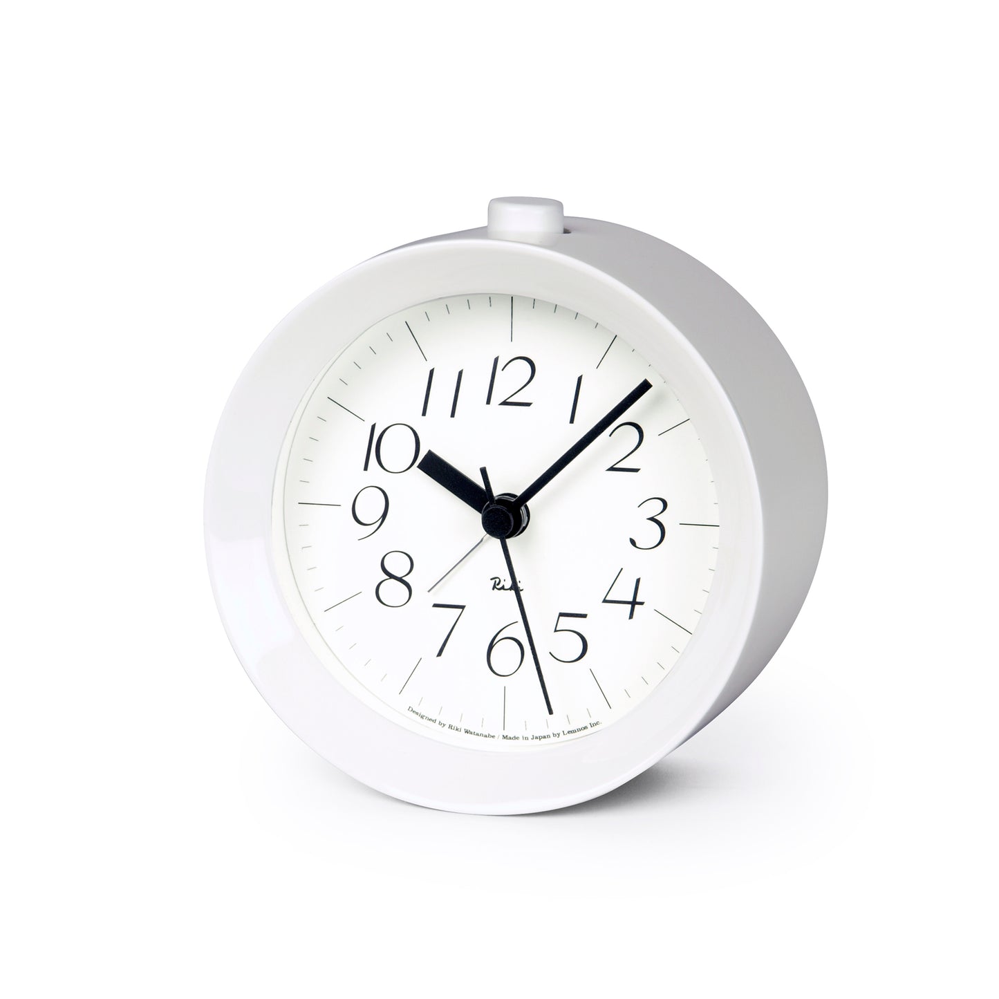 Weißer Alarmwecker, rundes Zifferblatt mit schwarzen Zeigern und Glockengehäuse
