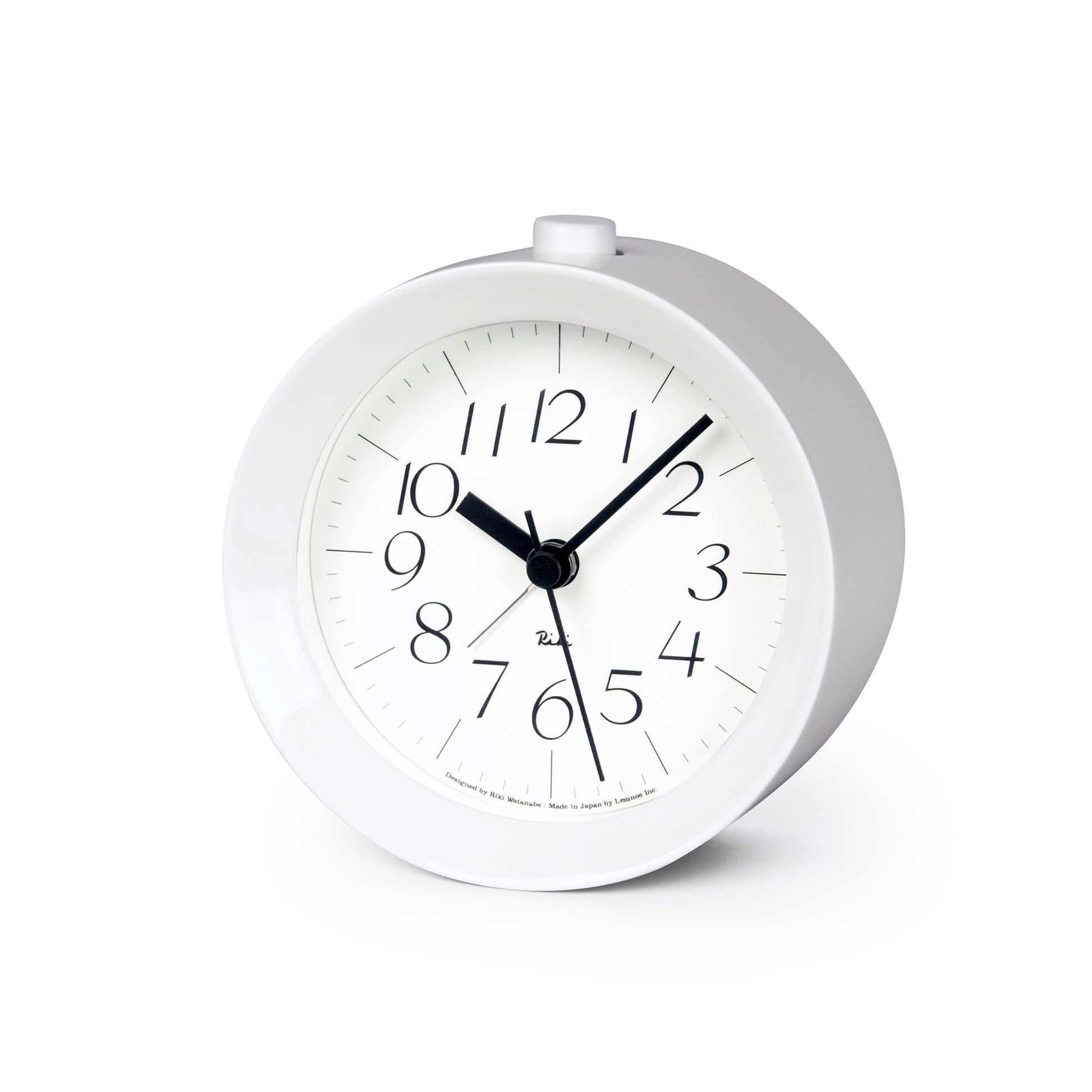 Weißer Alarmwecker, rundes Zifferblatt mit schwarzen Zeigern und Glockengehäuse
