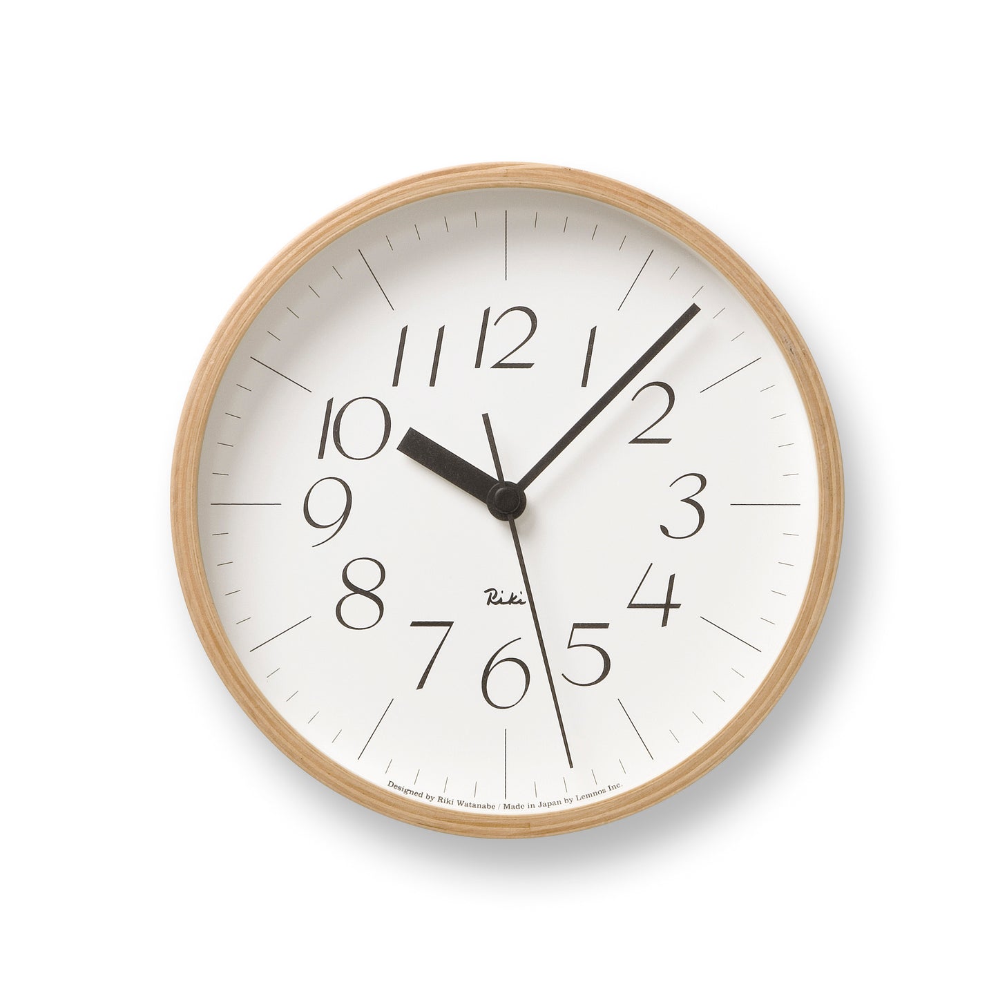 Lemnos Riki Wanduhr mit weißem Ziffernblatt, Holzrahmen und schwarzen Zeigern