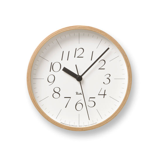 Lemnos Riki Wanduhr mit weißem Ziffernblatt, Holzrahmen und schwarzen Zeigern