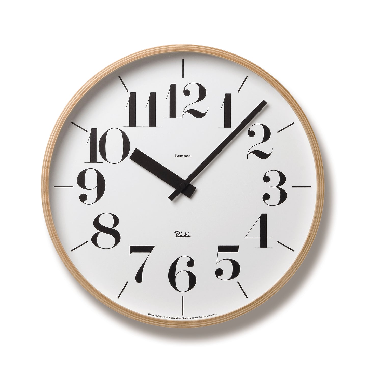 Wanduhr aus Naturholz mit weißem Zifferblatt, großen schwarzen Ziffern und Zeigern, Lemnos Riki