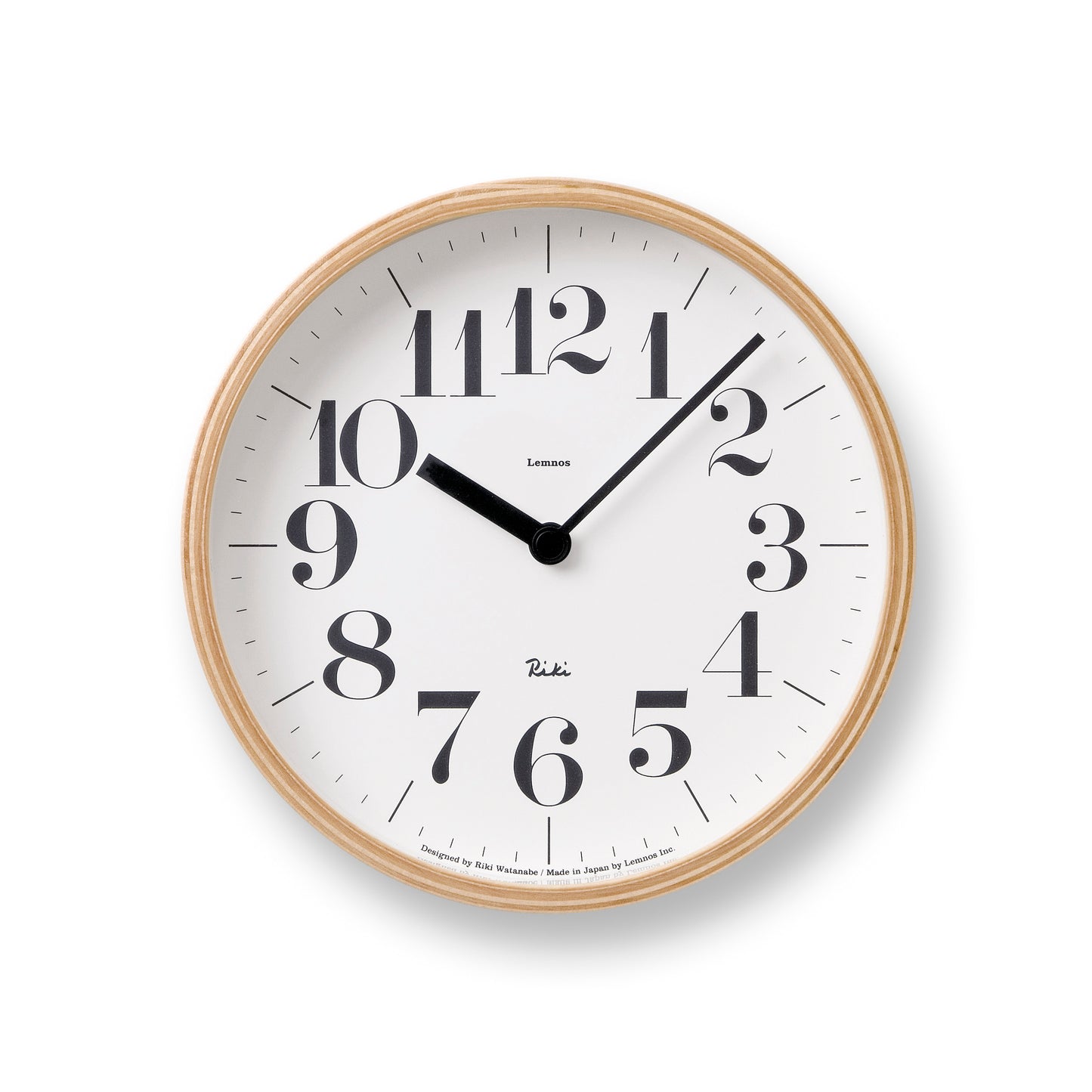 Lemnos Wanduhr Riki mit rundem Holzrahmen, weißem Zifferblatt und schwarzen Zeigern