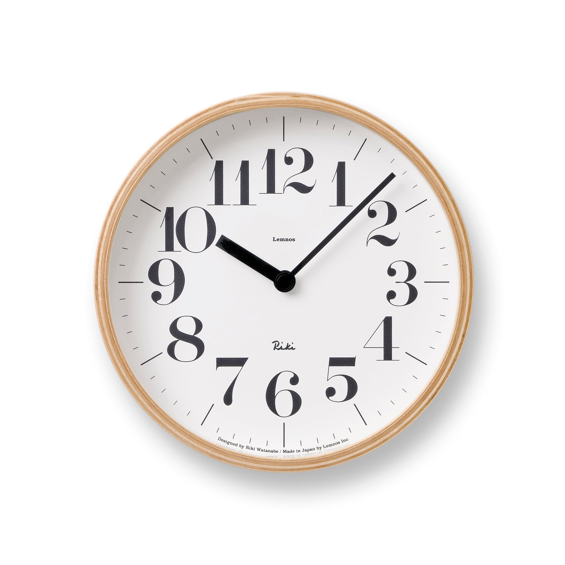 Lemnos Wanduhr Riki mit rundem Holzrahmen, weißem Zifferblatt und schwarzen Zeigern