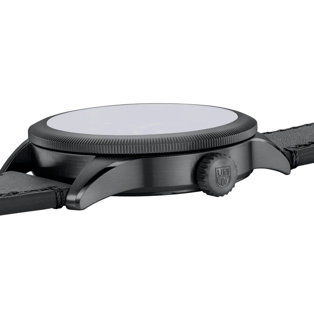 Luminox Herrenuhr mit geriffelter Lünette und Krone, seitliche Ansicht