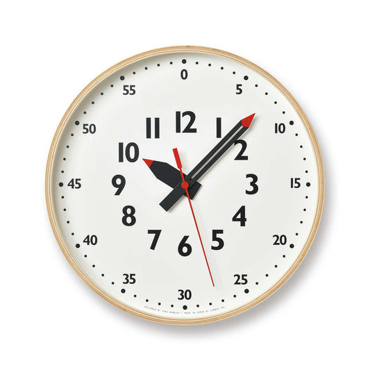 Runde Wanduhr mit Naturholz-Rahmen, weißem Ziffernblatt, schwarzen Zeigern und rotem Sekundenzeiger