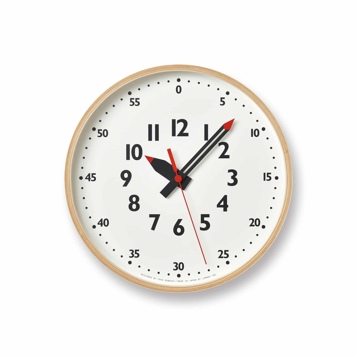 Runde Wanduhr mit Holzrand, weißem Zifferblatt, schwarzen Ziffern und rotem Sekundenzeiger.