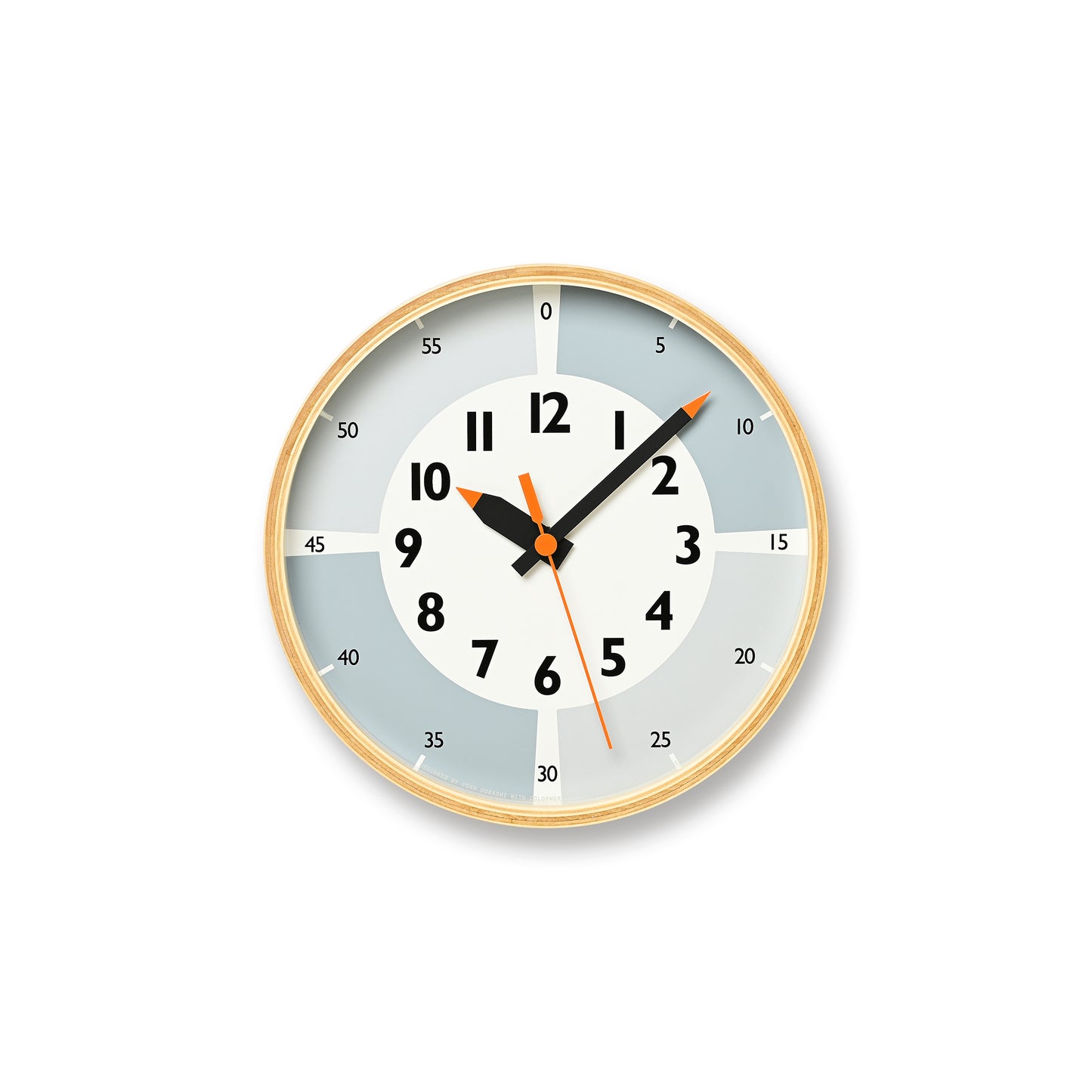 Wanduhr mit beigem Rahmen, grauem Zifferblatt und schwarzen Zeigern mit orangefarbenen Spitzen