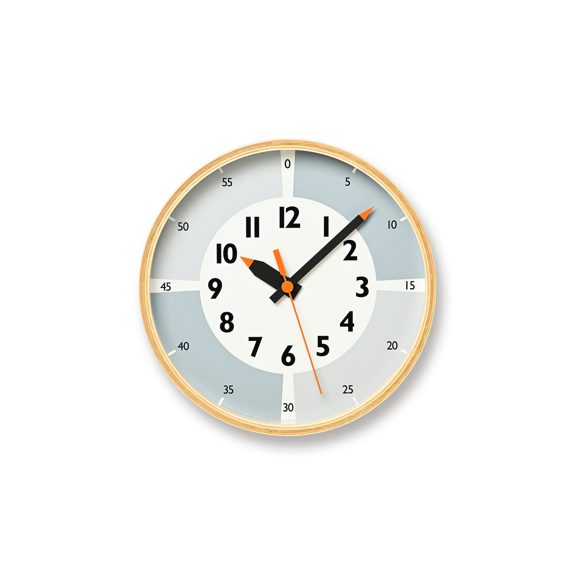 Wanduhr mit beigem Rahmen, grauem Zifferblatt und schwarzen Zeigern mit orangefarbenen Spitzen
