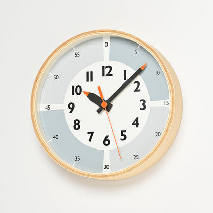 Wanduhr mit beigem Rahmen, grauem Zifferblatt, schwarzen Zeigern und rotem Sekundenzeiger