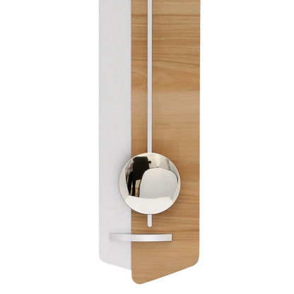 Wanduhr mit rundem silbernem Zifferblatt, Pendelansatz und hellem Kernbuche-Holzrahmen