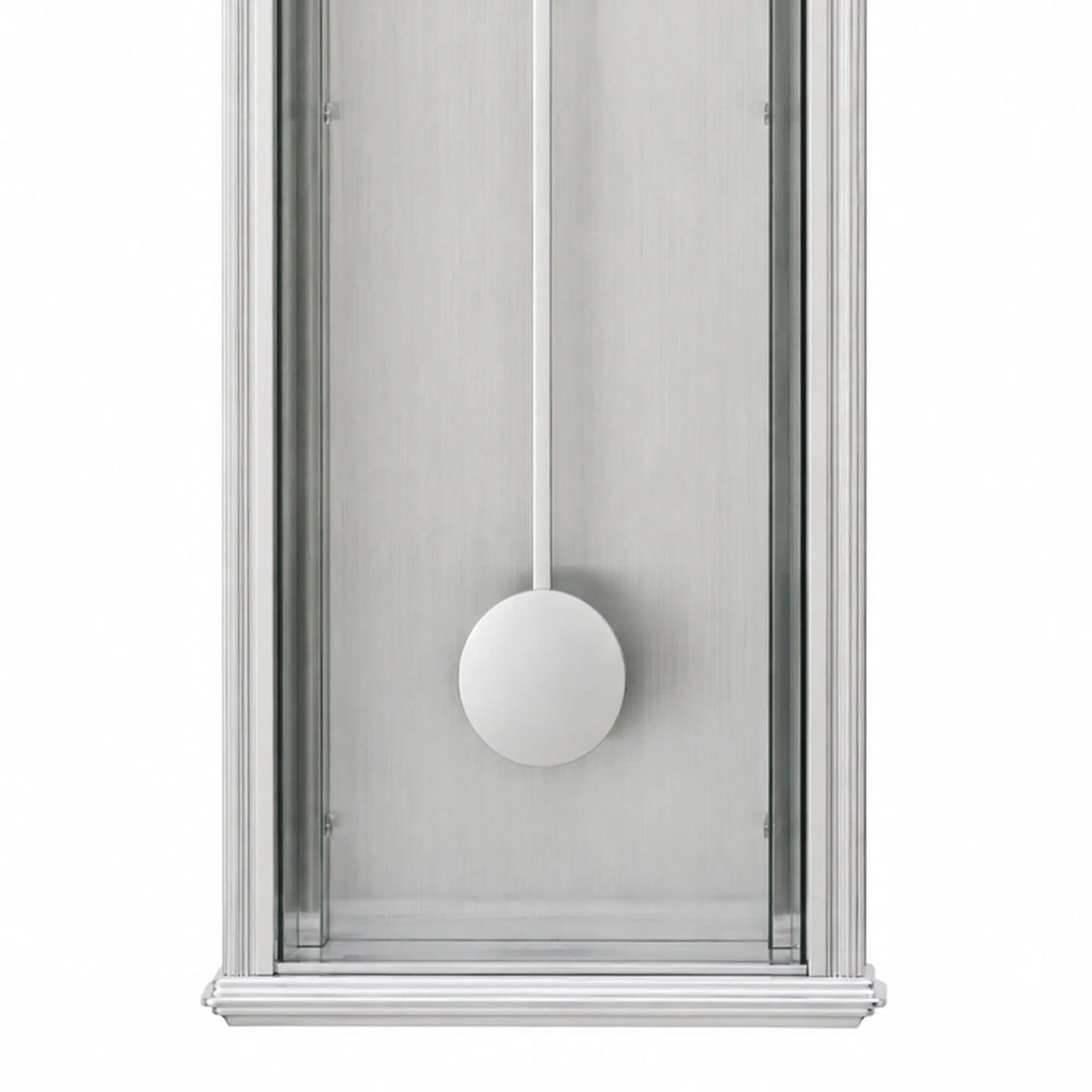 Wanduhr mit silbernem Aluminiumgehäuse und rundem Pendelgewicht