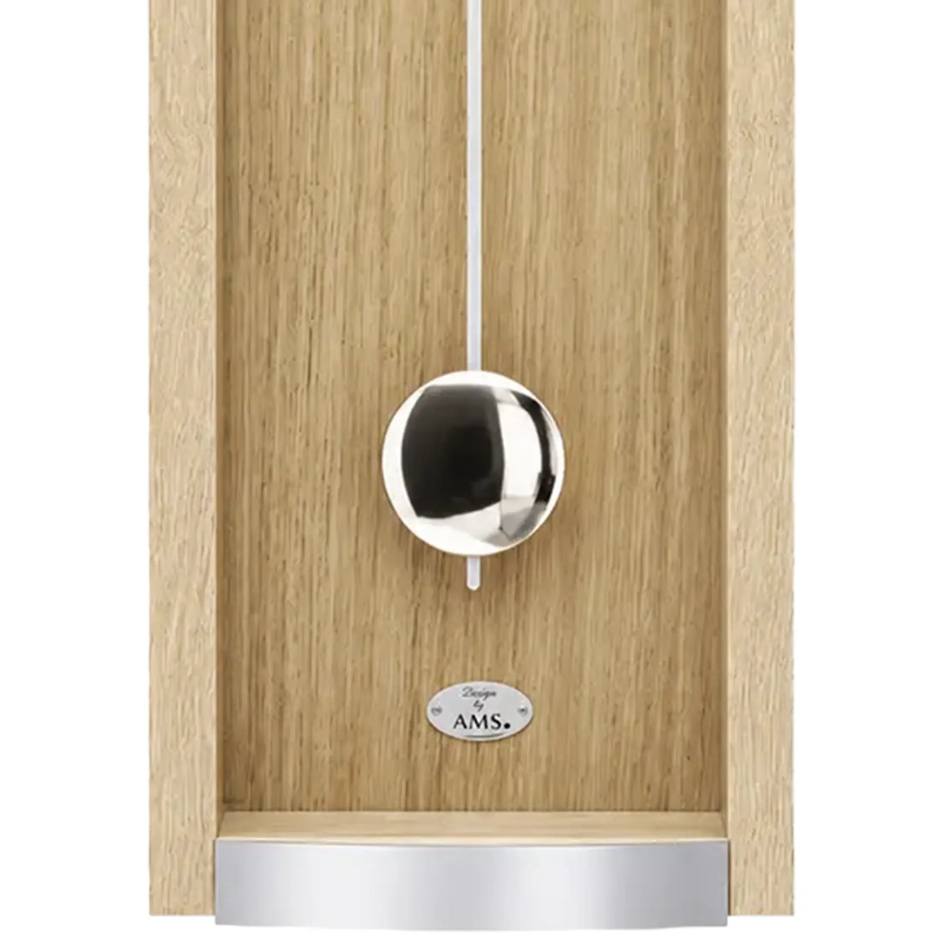 Wanduhr mit Eiche-Holzfront, silbernem Pendelknopf und kleiner AMS-Markierung