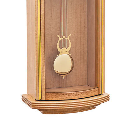 Wanduhr aus Buchenholz mit Pendelwerk, goldfarbenem Zifferblatt und Frontdetail
