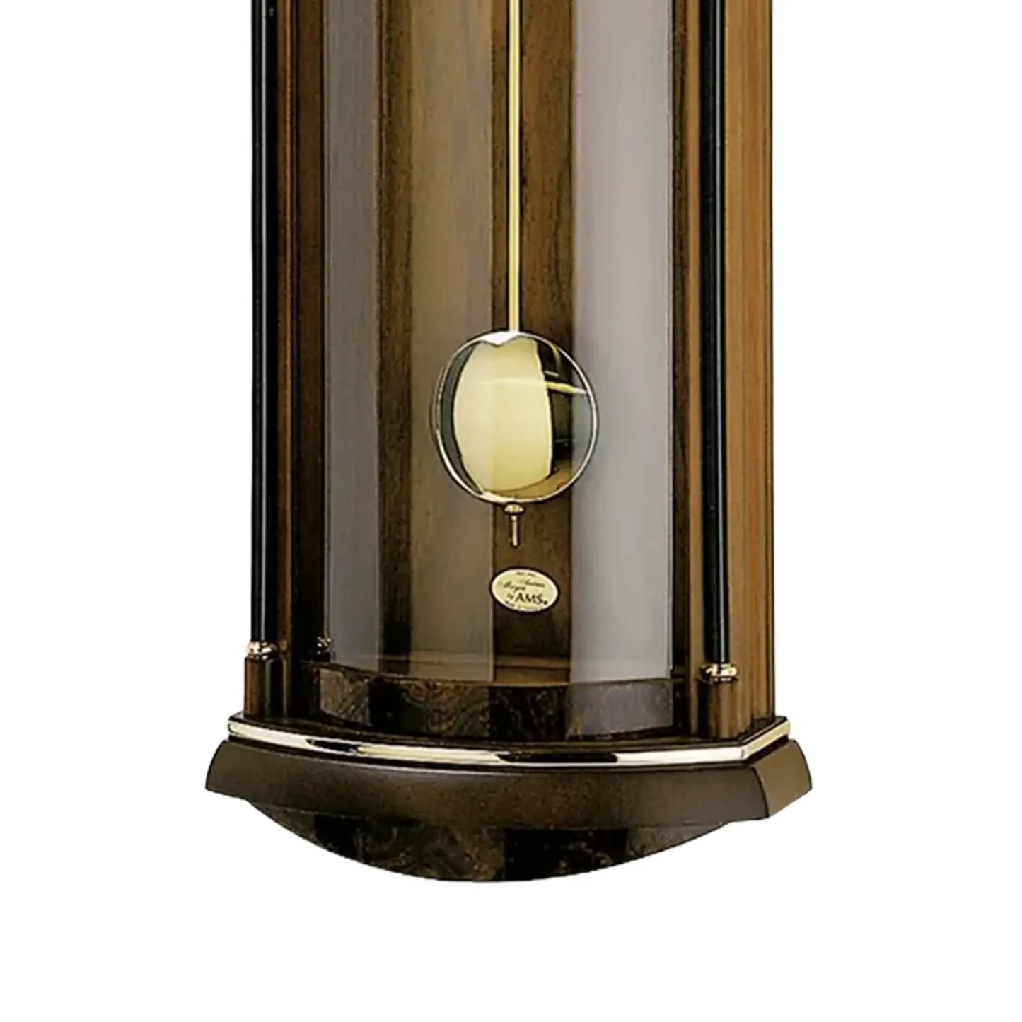 Wanduhr mit Nussbaumgehäuse und rundem Messingpendel im Glas