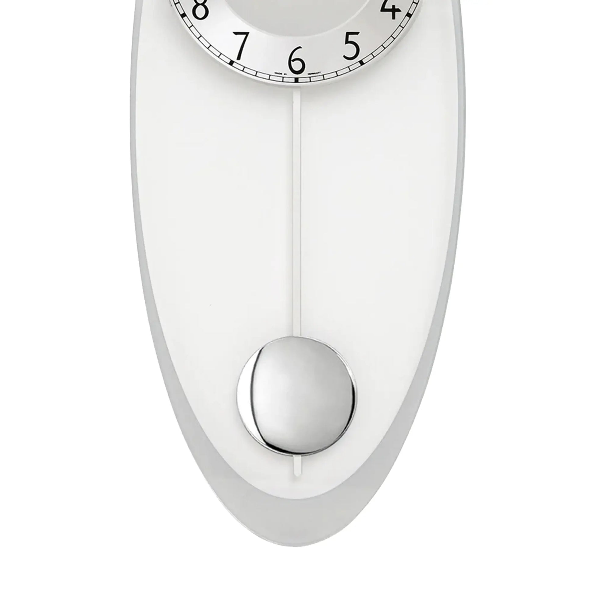 Wanduhr mit ovalem Gehäuse, silbernem Pendelgewicht und Zifferblatt im Detail.